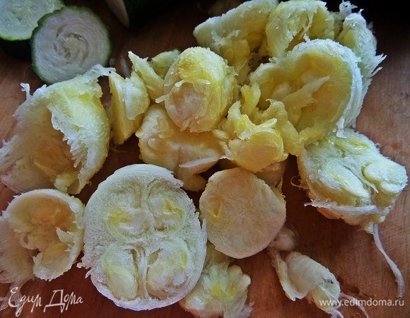 Мякоть используем в супе, рагу или даже выпечке, например, вот в такой —https://www.edimdoma.ru/retsepty/104301-keks-s-tsukini-i-persikami