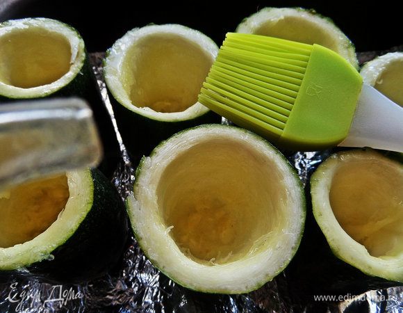 Смазываем внутри каждый бочонок оливковым маслом с помощью кисточки.