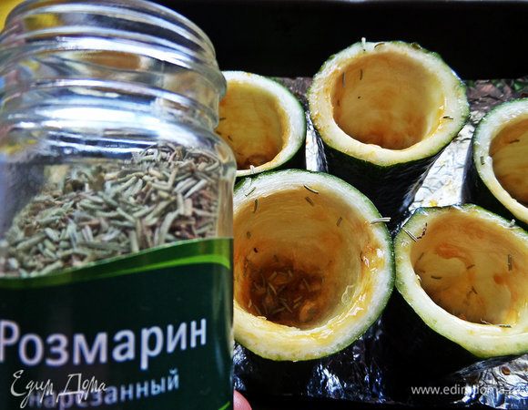 Бросить в каждый по щепотке розмарина. Поставить запекаться при 180°С.