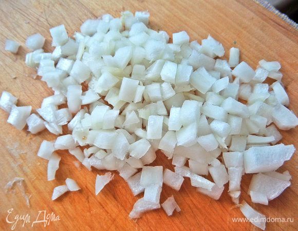 Для начинки салатный белый лук покрошить. Он сладковатый и очень сочный, не «злой», как обычный репчатый.