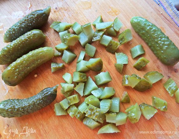 Корнишоны измельчить.