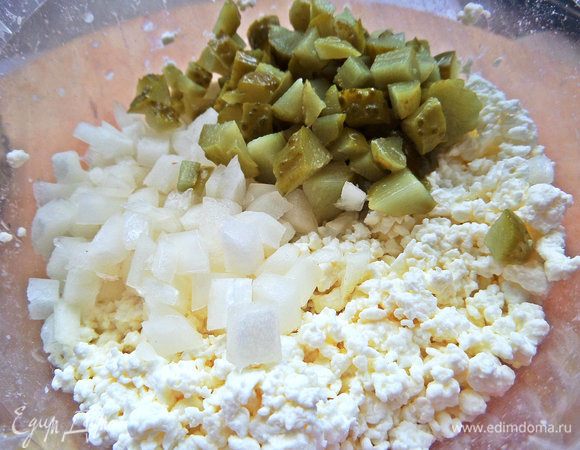 Высыпать в творог с луком.