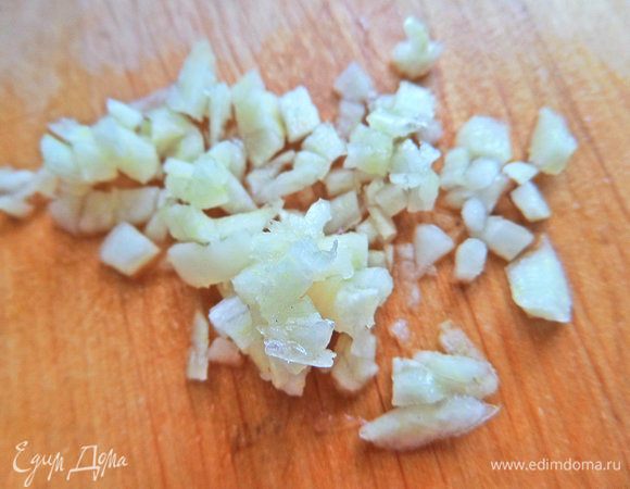 Покрошить немного чеснока.