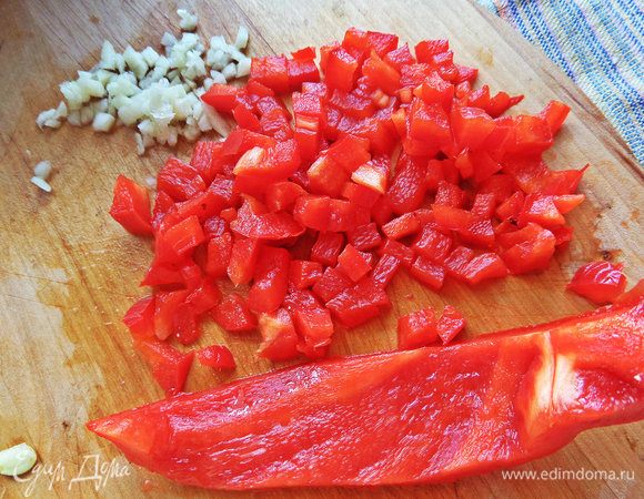 Измельчить сладкий перец.