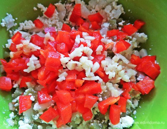 Высыпать в начинку.