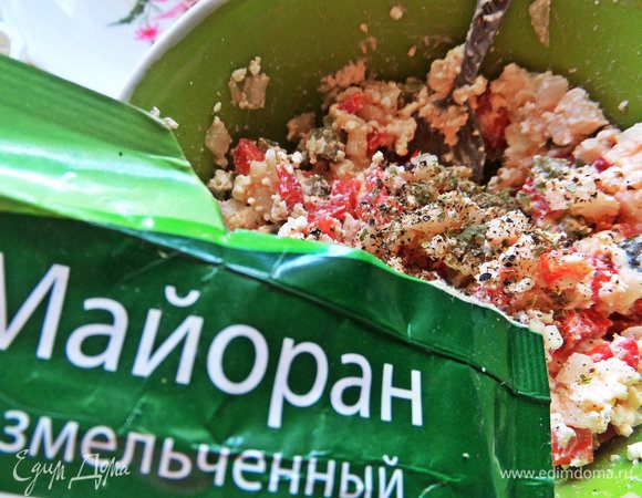 Добавить соль, перец и майоран. Перемешать.