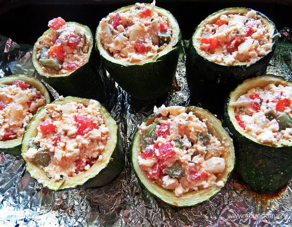 Наполнить плотно начинкой.