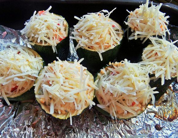 Посыпать верх сырной шапочкой.