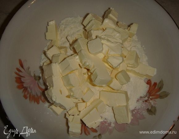 Приготовим тесто №1. В чашку просеять муку, холодный маргарин нарезать небольшими кубиками. Порубить ножом маргарин с мукой до образования мелкой крошки. Собрать тесто в шар и отложить.