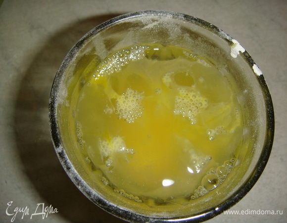 В стакане взбить яйцо и влить воду, чтобы получилось 2/3 стакана жидкости.