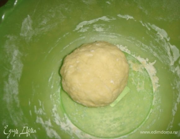 Вливаем жидкость в муку и замешиваем мягкое тесто, подсыпая если надо оставшуюся муку.