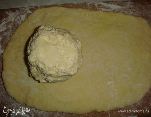 На доске присыпанной мукой раскатываем тесто №2 в прямоугольник. Ближе к одному краю кладем тесто №1.