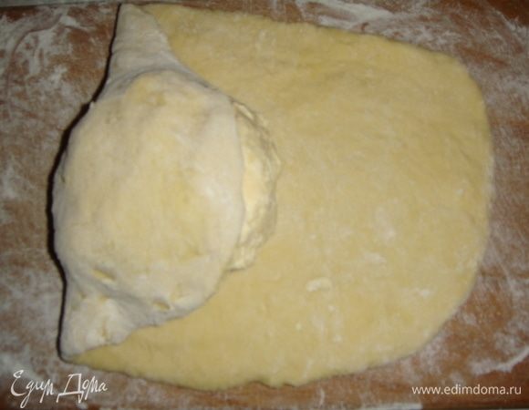 Начинаем заворачивать тесто конвертом.