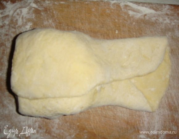 Заворачиваем тесто по бокам.