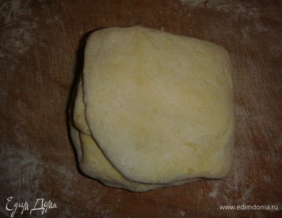 Накрываем оставшимся тестом, кладем швом вниз на тарелку присыпанную мукой и убираем в холодильник на 30 минут.