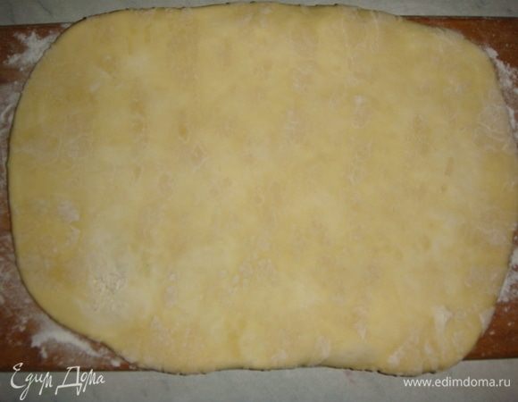 Достаем тесто из холодильника, раскатываем в прямоугольник и снова сворачиваем в конверт. Убираем в холодильник на 30 минут. В общей сложности повторяем данную процедуру 5 раз.