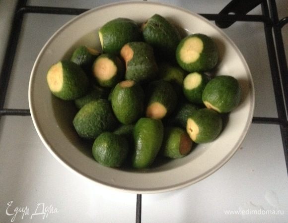 Фейхоа хорошо промойте, срезать края.