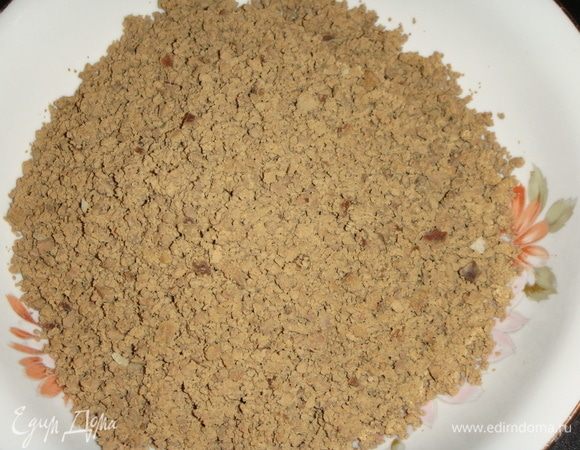 Печень отвариваем до готовности, остужаем и перемалываем в мясорубке.