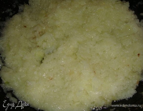 Лук мелко нарезаем. В сковороде нагреть оливковое масло, выложить лук и слегка его обжарить. Выложить лук к печени, посолить и поперчить по вкусу, перемешать.