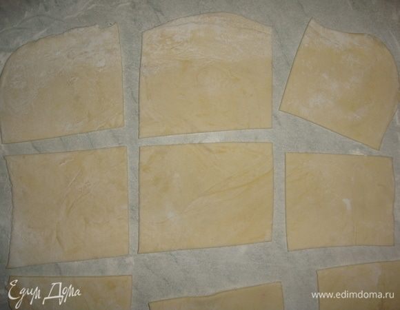 Тесто раскатать, разрезать на квадраты.