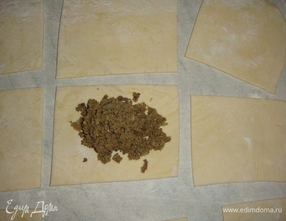 На середину кладем начинку, не жалея.