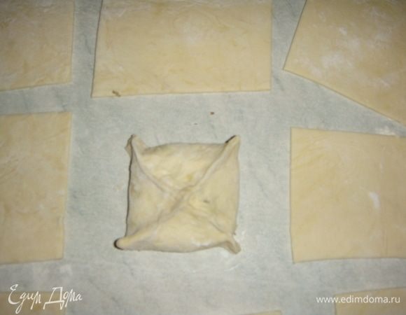 Слепить края, чтобы получился конвертик.