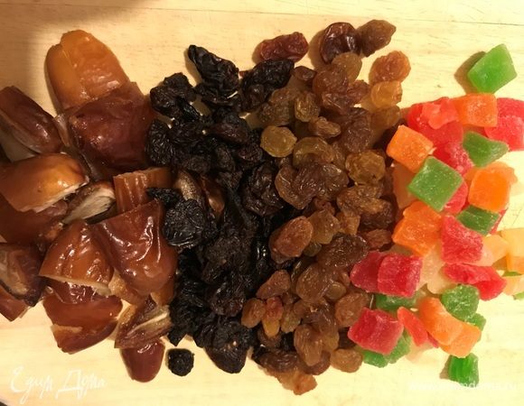 Финики без косточек нарезать не сильно мелко, смешать с изюмом и цукатами.