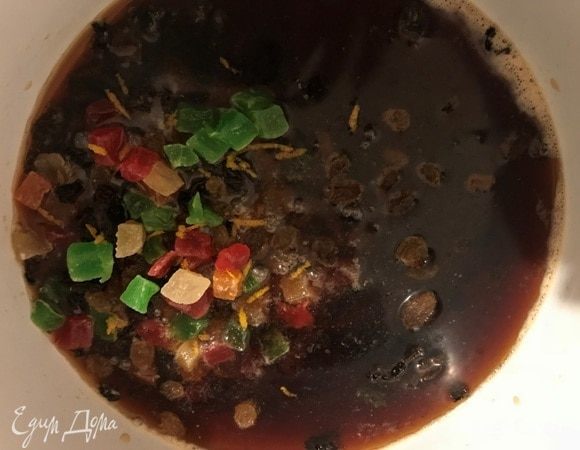 Вылить в кастрюлю пиво, добавить фруктовую смесь, сахар, апельсиновую цедру и сок. Довести до кипения, убавить огонь.