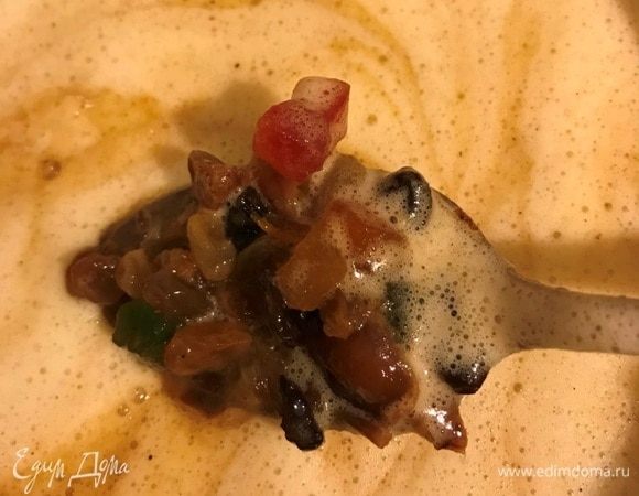 Яйца (комнатной температуры) хорошо взбить, смешать с содержимым кастрюли и хорошо перемешать.