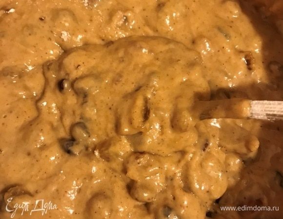 Как следует вымесить тесто — оно будет густым, но льющимся.