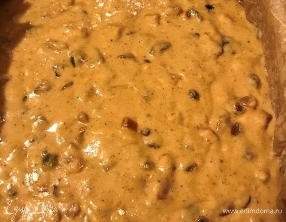 Форму (у меня металлическая 20х20 см) выстелить бумагой и вылить в нее тесто.