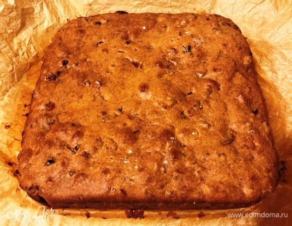 Выпекать при температуре 160°С примерно 1,5 часа. Все зависит от вашей духовки, времени может потребоваться немного меньше. У меня кекс был готов через 1 час 10 минут