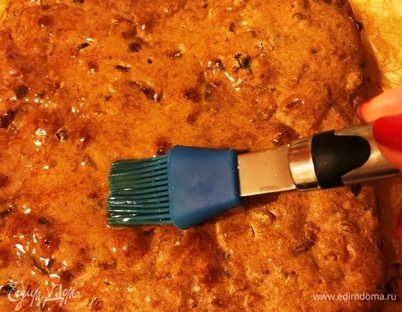 Горячий кекс намазать жидким медом. Дать полностью остыть. Затем завернуть в пергамент или фольгу, убрать в пакет или коробку и желательно забыть о нем на неделю :)