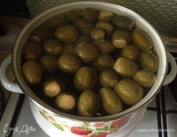 Поставьте кастрюлю с водой на огонь, выложите фейхоа.