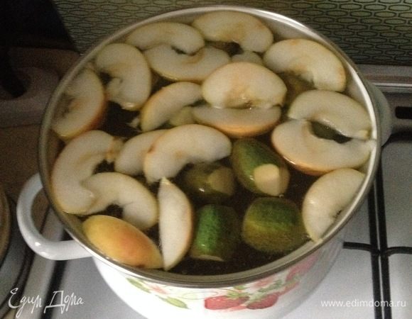 Яблоко помыть и нарезать дольками, отправить в кастрюлю. Довести до кипения, убавить огонь до минимума, добавить сахар, помешивая, и томить минут 20. Снимите компот с огня, остудите и добавьте пару кружочков лимона.