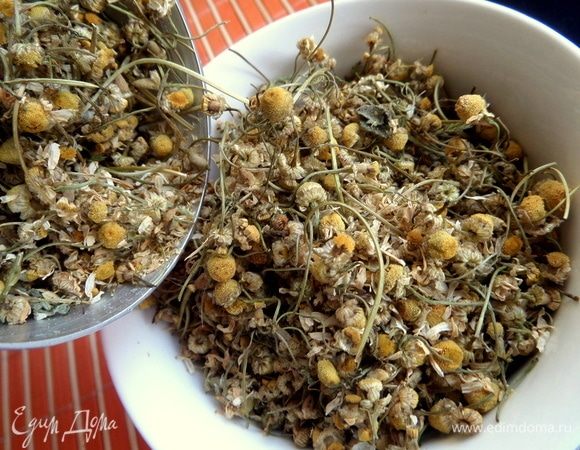 Далее берём ароматную ромашку. Можно воспользоваться ромашкой в пакетиках.