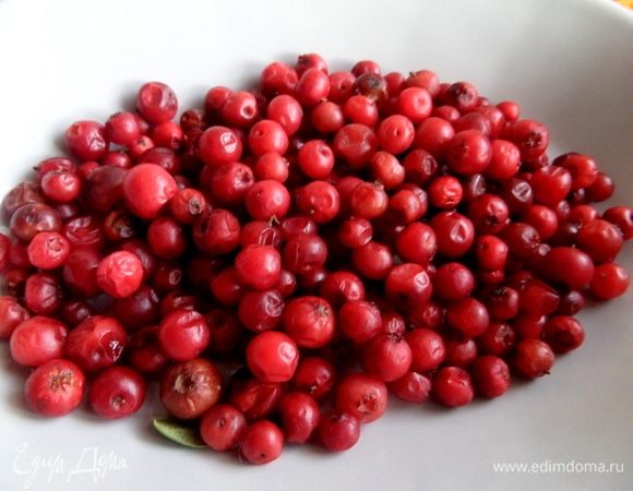 Брусника стояла в холодильнике, собрана мною под Ригой, но часть уже перекочевала в морозилку для большей сохранности.