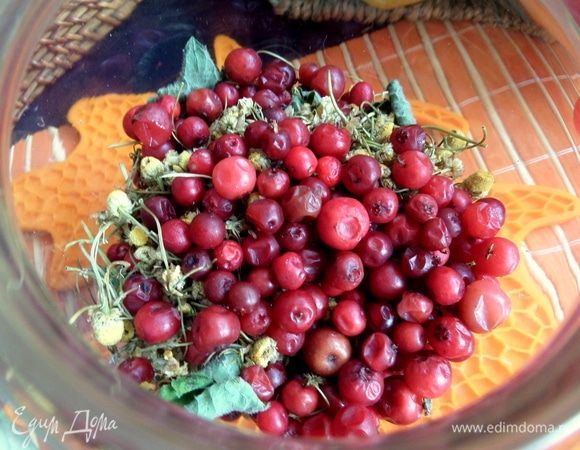 Засыпать в чайник тоже, можно подавить легко толкушкой.