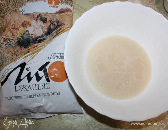 Приступим к изготовлению дрожжевого теста. В воду 35-40°С добавим мед и сухие дрожжи (при употреблении свежих дрожжей их надо взять в двое больше чем сухих дрожжей). И выжидаем 10 минут для предварительного заквашивания. 