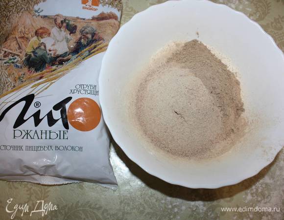 Измельченные отруби смешиваем с пшеничной мукой и льняной мукой.
