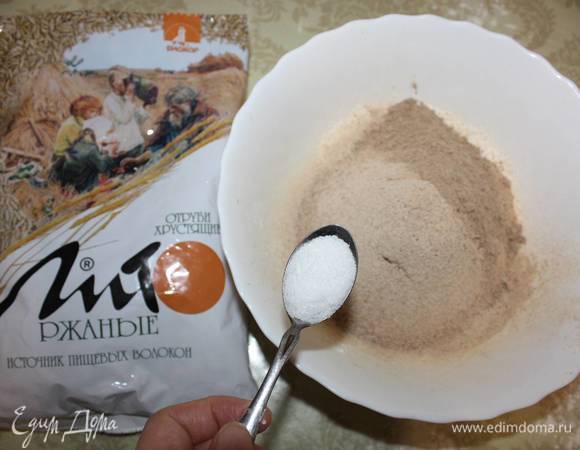 Далее всыпаем соль. Все перемешиваем.