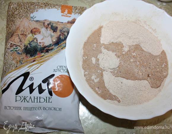 Затем в муке посередине делается ямка, в которую вливается дрожжевая жидкость. Все тщательно вымешивается. 