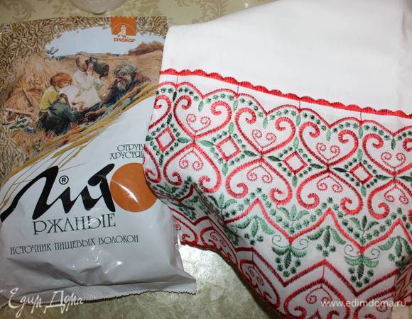 Приготовленное тесто покрывается сверху и расстаивается в темплом месте 20-25 минут. 