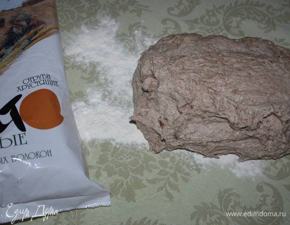 Затем тесто следует аккуратно выложить на присыпанный мукой стол. Сформировать булочки хлеба. 