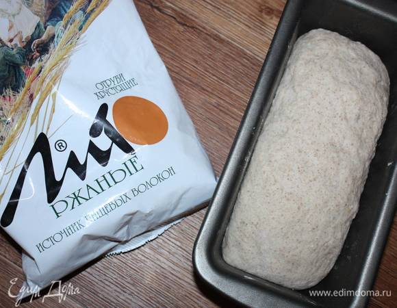 Выложите в форму. Дайте время на расстойку (около 30-35 минут). После этого пеките примерно 20-30 минут в духовке, нагретой до 200-220°С. 