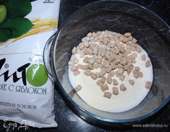 Всыпать в емкость манку, сахар и отруби. 