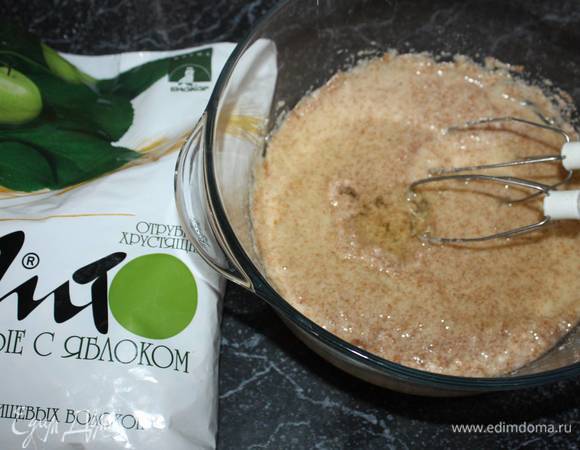 Добавить растительное масло. Все тщательно взбить. 