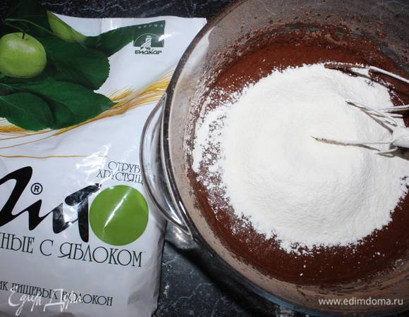 Хрустящие отруби ТМ «Лито» перемолоть в муку. Измельченные отруби смешиваем с пшеничной мукой. Добавим разрыхлитель. Просеять. Ввести в тесто. Тщательно перемешать.  