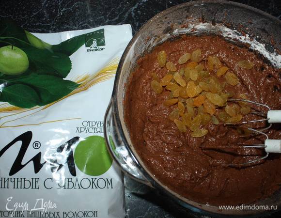 Добавить изюм. Перемешать. 