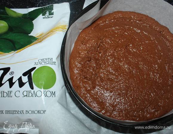 Дно и борта разъемной формы (в данном случае диаметр формы 26 см) выстилаем пергаментной бумагой. Выкладываем тесто. Выпечь в духовке при 200°С (40-45 минут).
